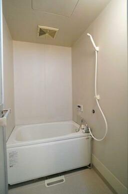 【浴室】浴室は白を基調とした明るい印象♪ボタンひとつで沸かし直しも可能な追焚給湯機能付き！