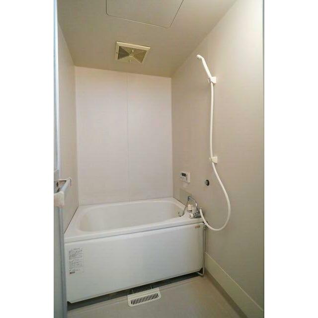 【浴室】浴室は白を基調とした明るい印象♪ボタンひとつで沸かし直しも可能な追焚給湯機能付き！