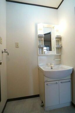 【洗面所】忙しい朝やお風呂上りに便利な洗面化粧台！隣には洗濯機置き場もございます！