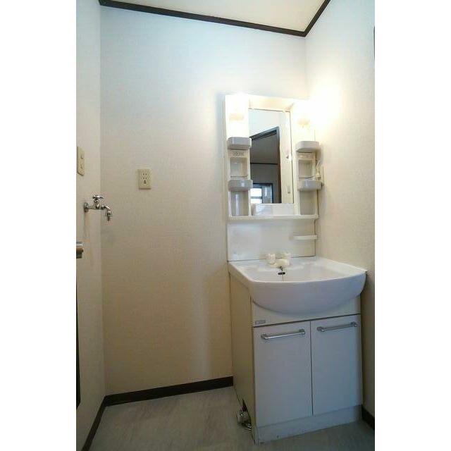 【洗面所】忙しい朝やお風呂上りに便利な洗面化粧台！隣には洗濯機置き場もございます！