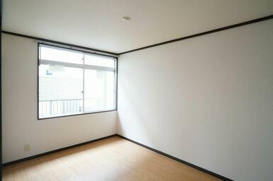 【洋室(2)】もうひとつの６．０帖の洋室(2)です。こちらの窓には室内物干し「フレクリーン」を設置…