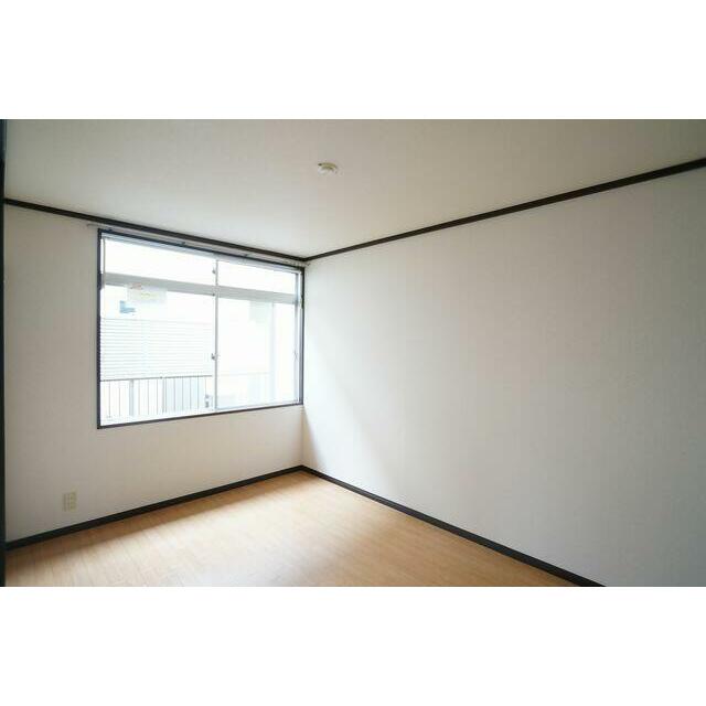 【洋室(2)】もうひとつの６．０帖の洋室(2)です。こちらの窓には室内物干し「フレクリーン」を設置…