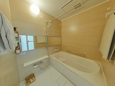 明るくナチュラルな色合いで、毎日のバスタイムを心地よく整えてくれる空間です。