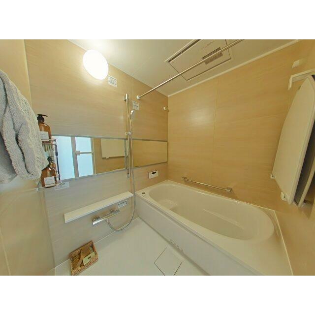 明るくナチュラルな色合いで、毎日のバスタイムを心地よく整えてくれる空間です。