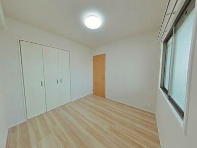 北東側洋室。クローゼット付きで、お洋服が多い方も安心して収納いただけます♪