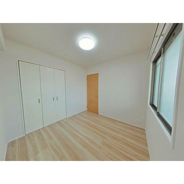 北東側洋室。クローゼット付きで、お洋服が多い方も安心して収納いただけます♪