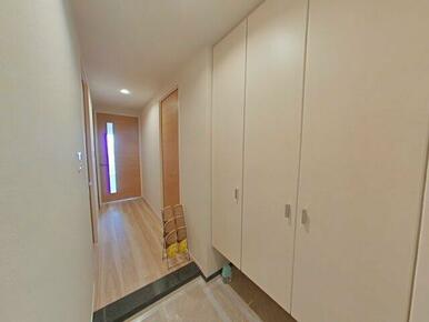 玄関横には大きな収納スペース付き！荷物もしっかりと収納してくれそうです！