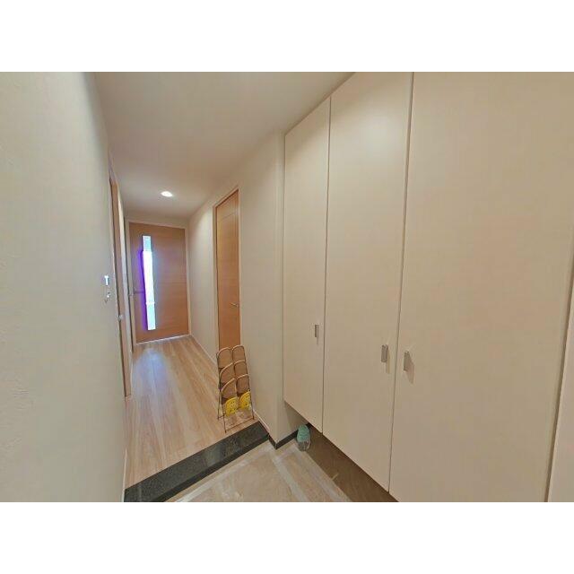 玄関横には大きな収納スペース付き！荷物もしっかりと収納してくれそうです！