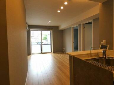 キッチンから見たリビング