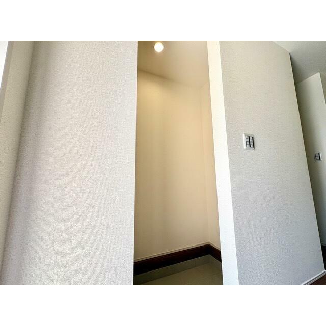 開ければ広がる、閉じれば落ち着く玄関（1号棟）
