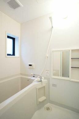 浴室はミラーがございます