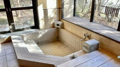 お風呂は大浴場と中浴場の2つあり、どちらも那須の自然を楽しめます。 また那須の温泉も引けます。