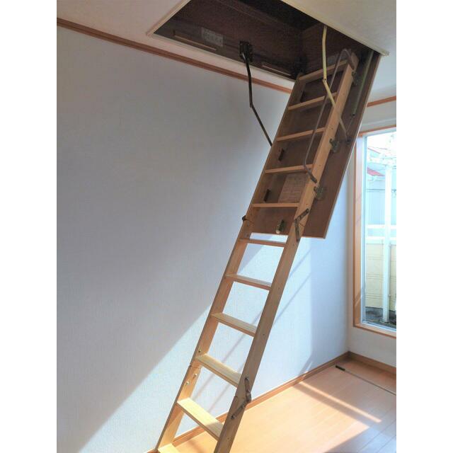 屋根裏収納階段