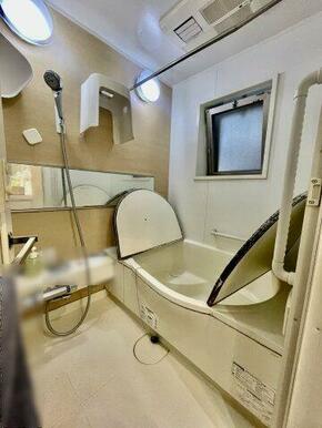 浴室に窓あり・低床タイプ、フルフラットの浴室・２４時間換気システム