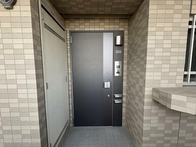 「玄関」端に位置するため家の前を歩く人も少なめです。