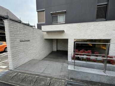 「エントランス」オートロック・防犯カメラ付きで安心な物件です。