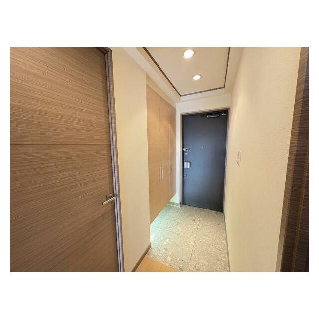 「玄関」足元を照らすライトがあり、安心感設計。