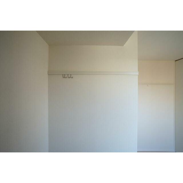 洋室の壁には、小物・洋服などが掛けられるフックが設置されています。