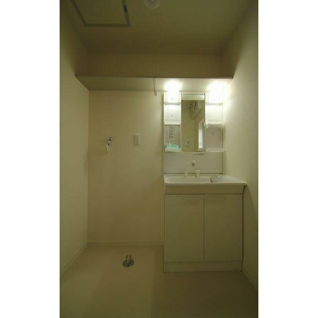 洗髪洗面化粧台です。鏡部分と下部に収納スペースがあり、上部には備品が置ける収納棚が設置されておりま…