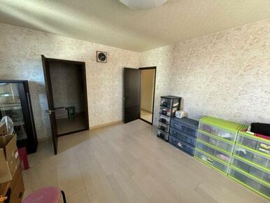 こちらの収納はウォークインクローゼット。