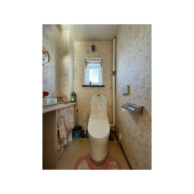1階トイレ、きれいでカウンターつき