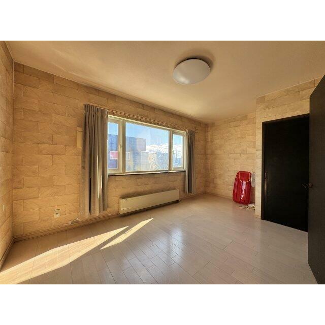 2階洋室も日当たり良好。