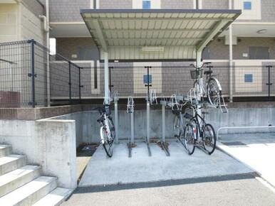 自転車用駐輪場（隣にバイク駐輪スペースあり）