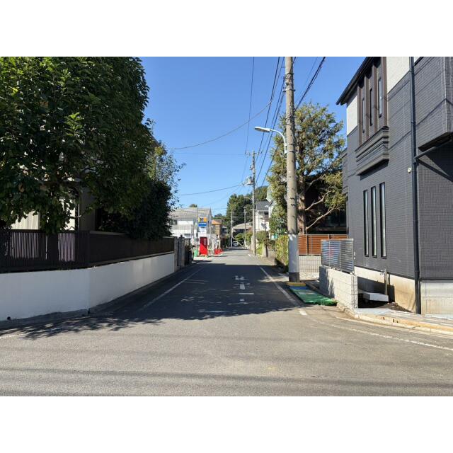 西側公道（10月中旬撮影）