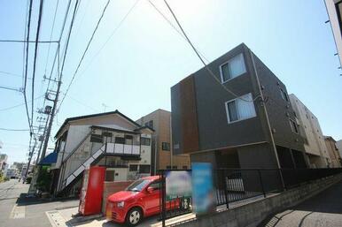 重量鉄骨造３階建て