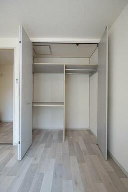 【洋室】天井まで高さのあるクローゼットで収納スペースも充実♪