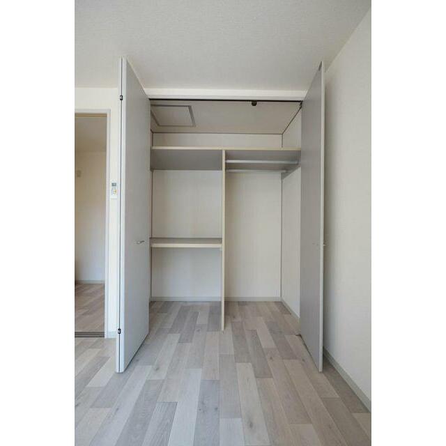 【洋室】天井まで高さのあるクローゼットで収納スペースも充実♪