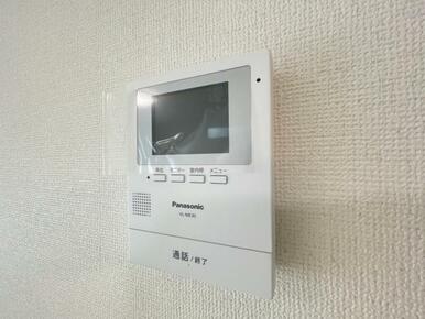 訪問者がひと目でわかるモニター付きインターホンを標準装備。お子さまのお留守番にも安心です！