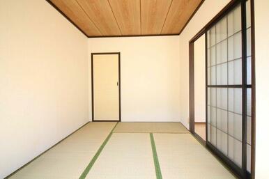 LDK隣の和室です。すっきりしたお部屋ですね。 ※写真は前回募集時の物になります。