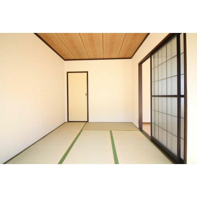 LDK隣の和室です。すっきりしたお部屋ですね。 ※写真は前回募集時の物になります。