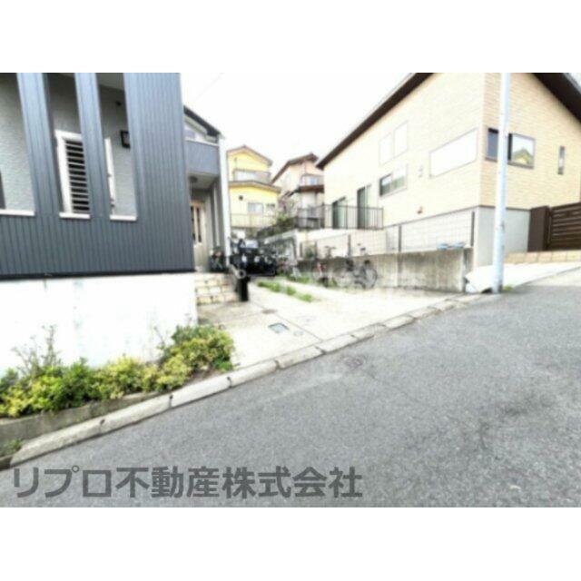 敷地面積５４坪以上！駐車スペース２台分あり！車種により３台可能