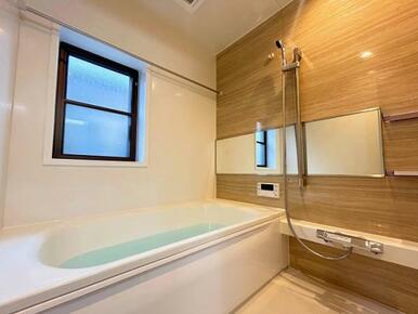 お風呂(明るい色調のユニットバス)