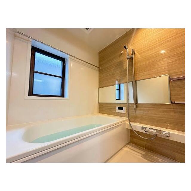 お風呂(明るい色調のユニットバス)