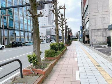 41号線沿い。道を挟んで南側は富山商工会議所ビル！価値が高いです！