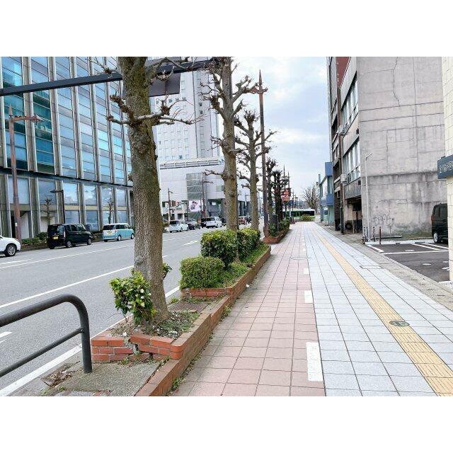 41号線沿い。道を挟んで南側は富山商工会議所ビル！価値が高いです！