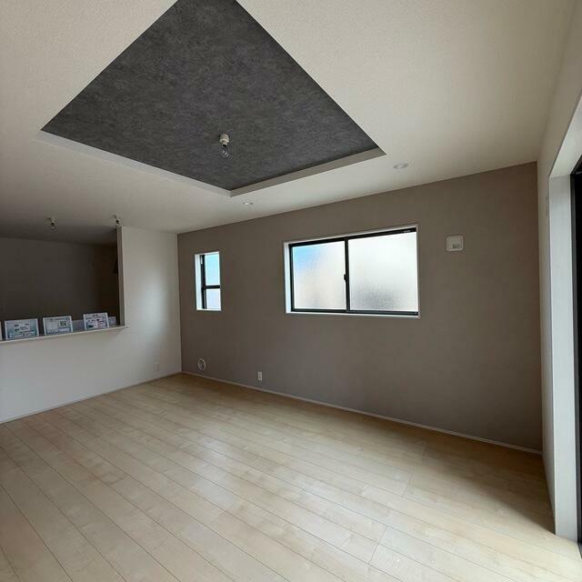 変化のあるクロス（壁紙）で奥行きと立体感の感じられる空間に（1号棟）