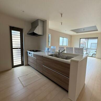 毎回の食事はもちろんバーカウンター的な使い方まで自在！（1号棟）