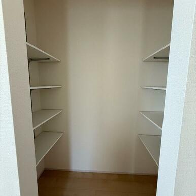 クローゼットや本棚、趣味の保管庫と自由に活用できる収納空間（1号棟）