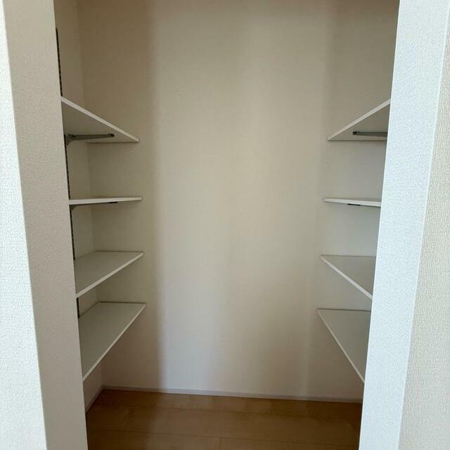 クローゼットや本棚、趣味の保管庫と自由に活用できる収納空間（1号棟）