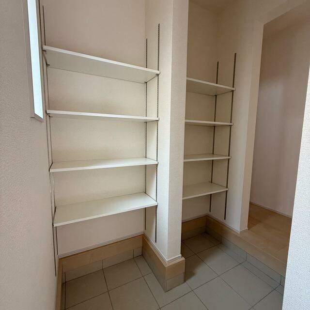 部屋をすっきりさせるのに欠かせない収納。まめに整理整頓したくなる！（1号棟）