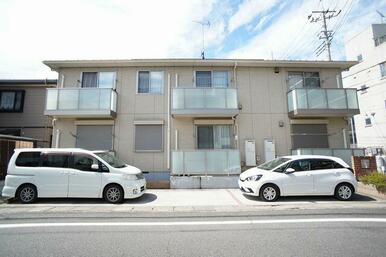 東南向き、角の好立地です。周囲は住宅街ですが、近隣には商業施設も充実しています。