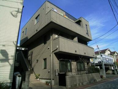 重量鉄骨造３階建てマンションです