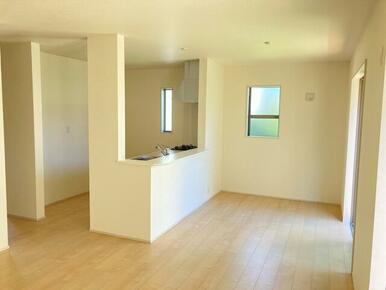 笑顔が溢れる、心和むリビング（1号棟）