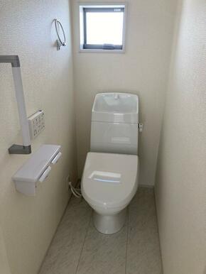 ご高齢者に限らず、妊娠中や体調不良時にも心強い手すり。立ち座りの動作時の支えとなってくれます（2号棟