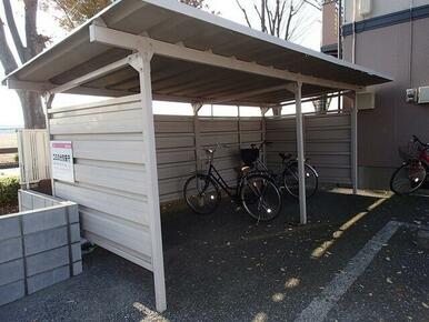 屋根付き駐輪場です♪