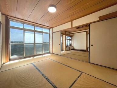 陽光が差し込む和室は、畳の香りが心地よい空間です。障子を開放すれば広々とした一体空間に。